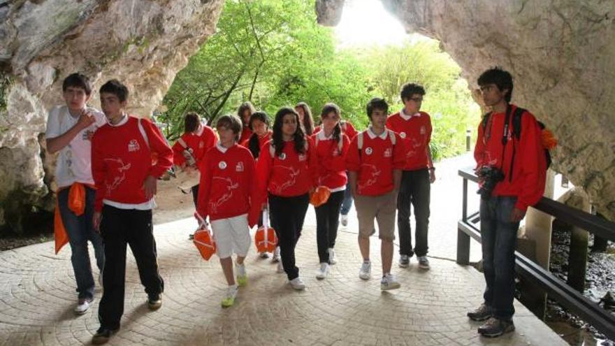Un grupo de jóvenes visitando la cueva, en junio del año pasado, en Ribadesella.
