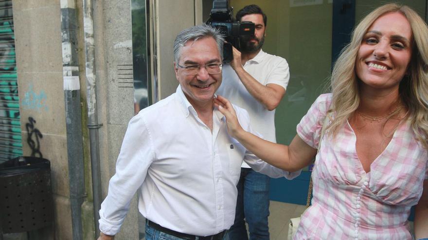 Luis Menor, con Marta Nóvoa, tras el anuncio de su elección como candidato a presidente. |   IÑAKI OSORIO