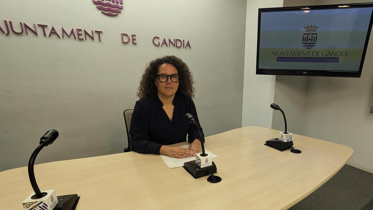 Alicia Izquierdo, anuncia el listado de becados, en una rueda de prensa