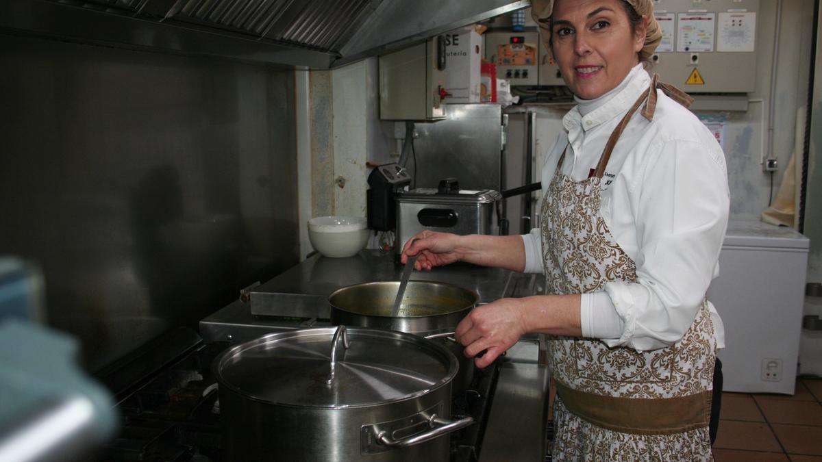 La cocinera jefe de la Carnicería Jose, Isabel Vera, preparando un guiso de cuchara, este lunes.