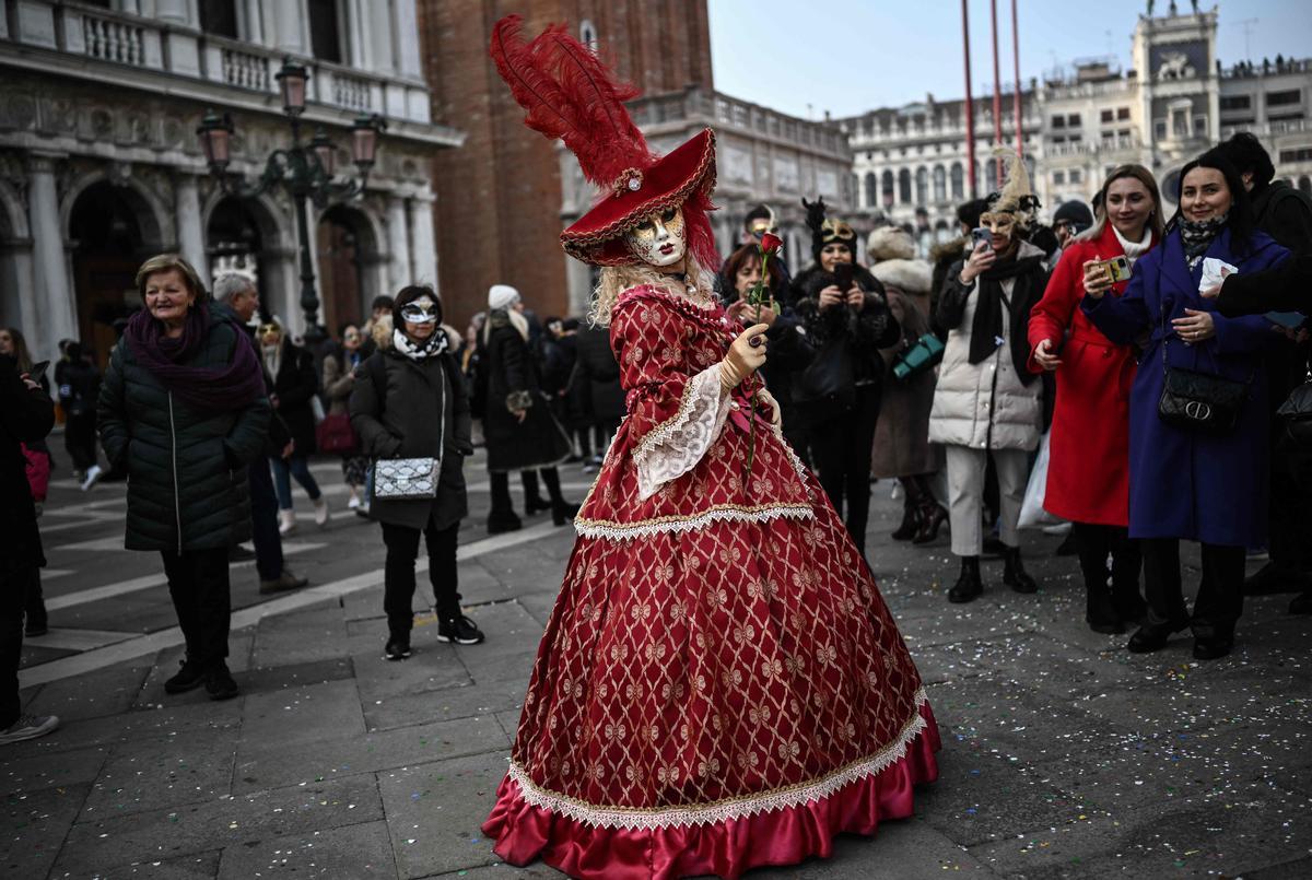 Trajes tradicionales desfilan durante el carnaval de Venecia