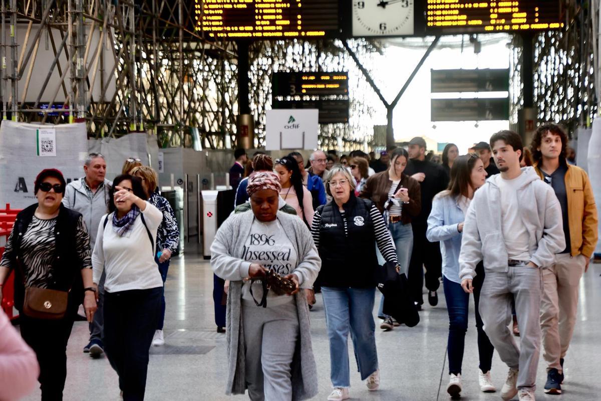 Miles de pasajeros llegan a la estación del Norte desde Gandia y Xàtiva antes del cierre por la mascletà