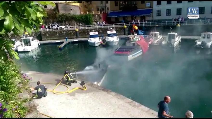 Incendio de una lancha en el puerto de Llanes