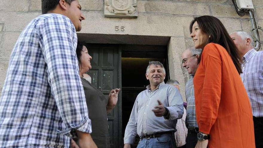 Manuel Cuiña departe con miembros de su gobierno en la puerta del consistorio. // Bernabé/Javier Lalín