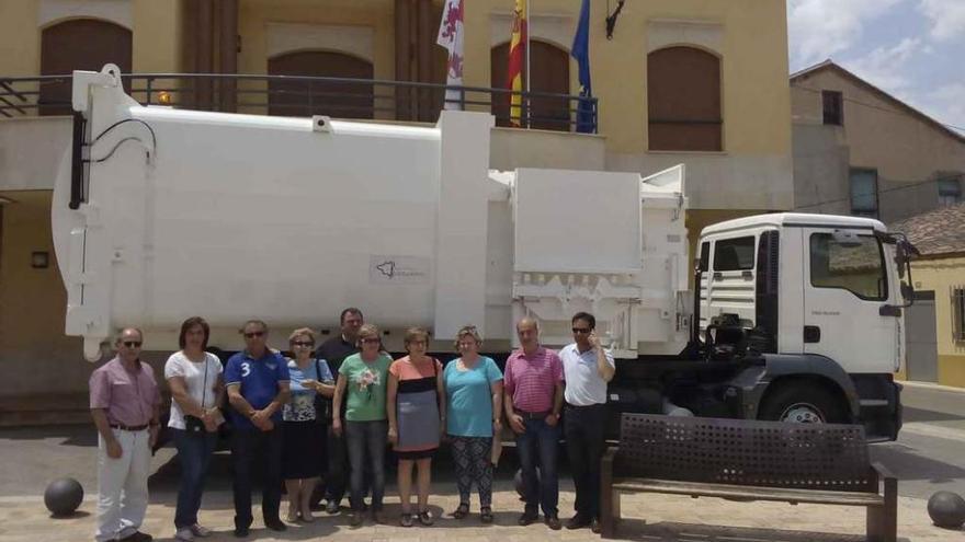 Anterior directiva de la Mancomunidad durante la recepción del camión adaptado que ahora se retira.