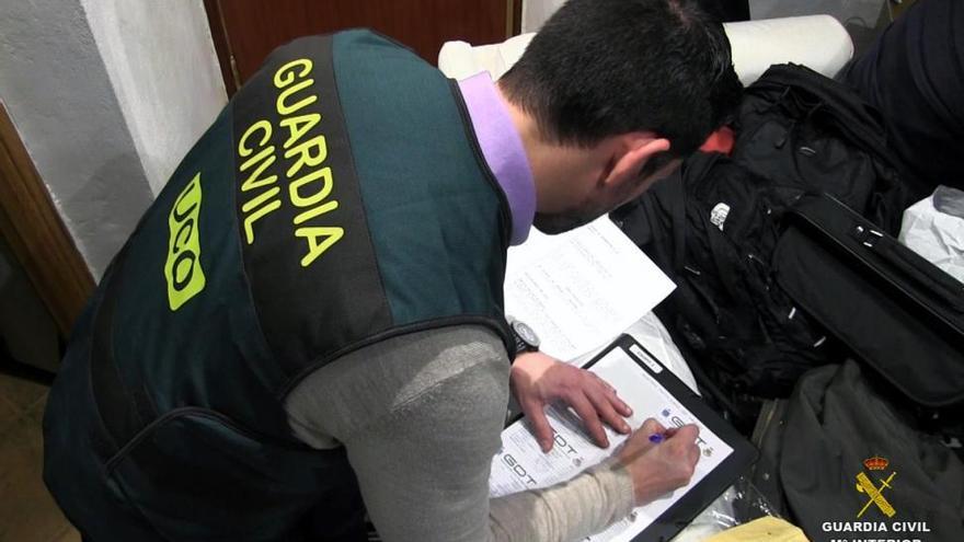 Un grupo de socios del Espanyol ofrece sus carnets a guardias civiles y policías nacionales