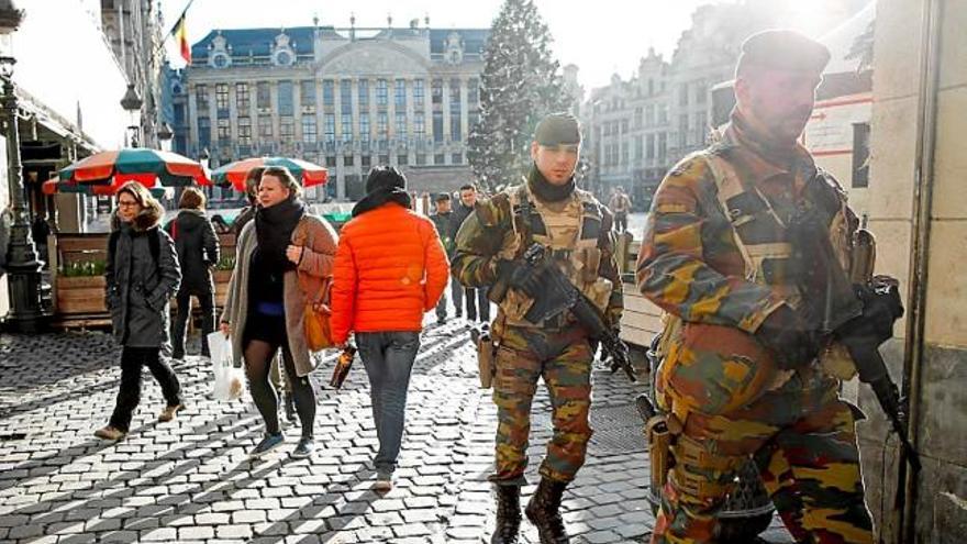 Soldats fan guàrdia al centre de Brussel·les
