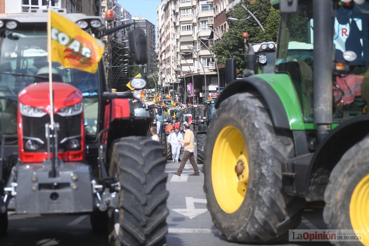 Miles de agricultores y ganaderos toman las calles de Murcia