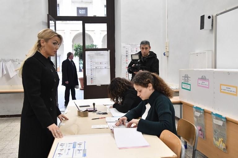 Francesca Pascale, pareja de Silvio Berlusconi, vota en Roma.