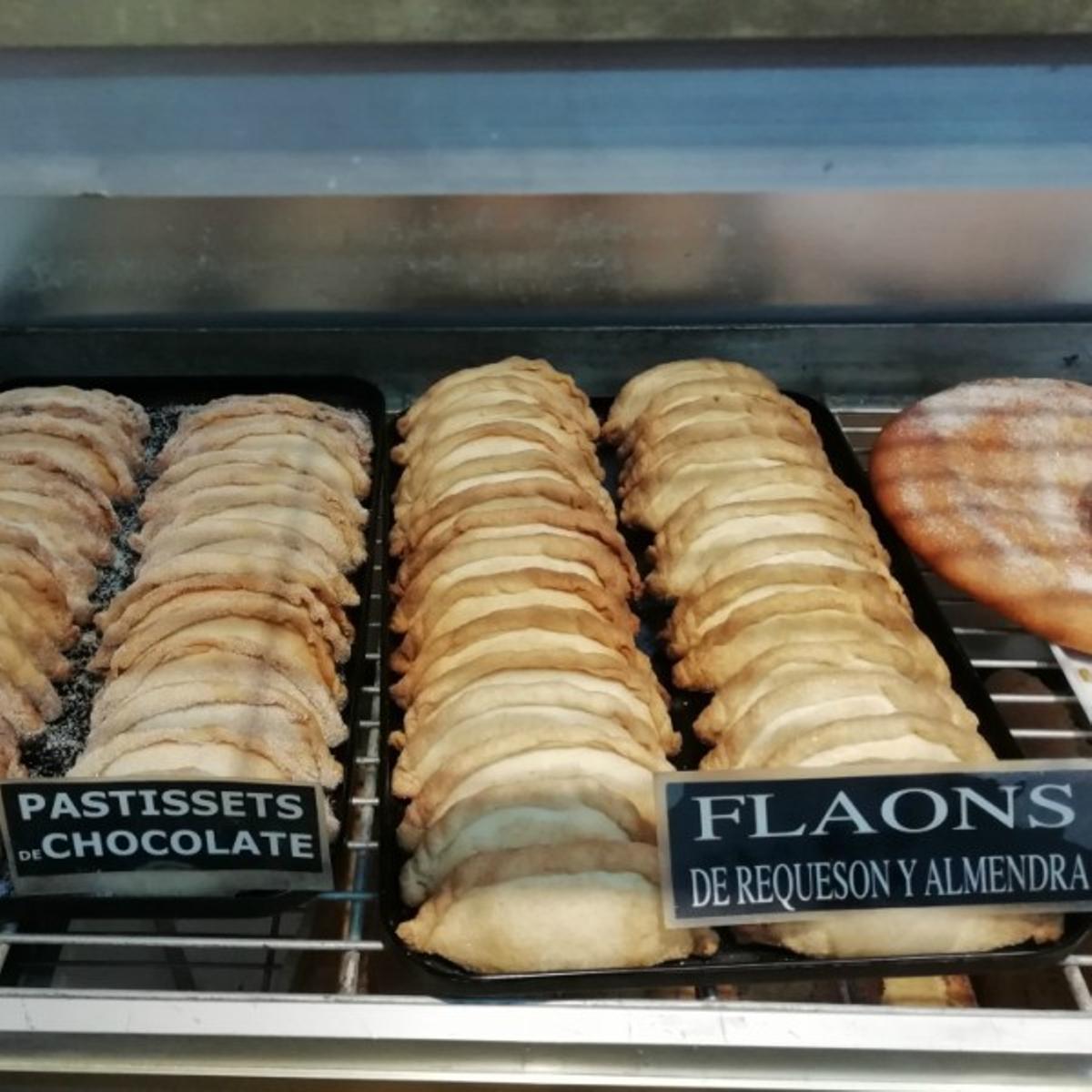 Un puesto de venta de los típicos 'flaons', el dulce por excelencia de Morella