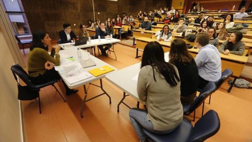 Un instante del juicio simulado, en una de las aulas del edificio Altabix.