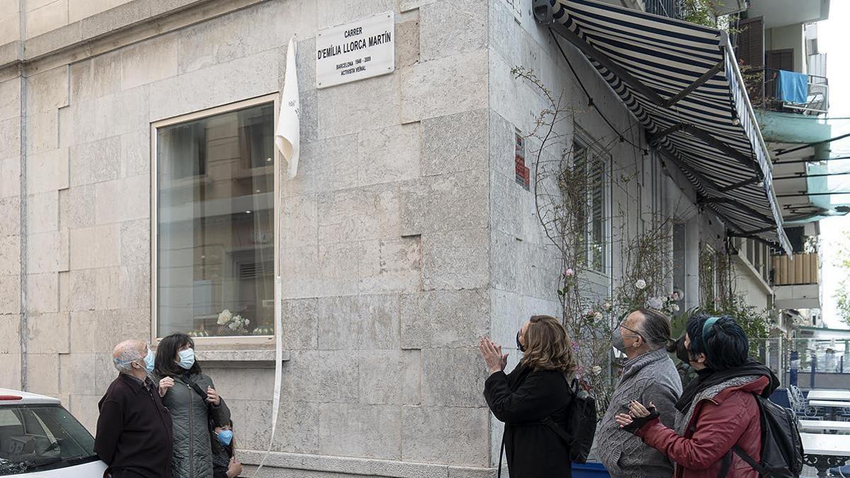 BARCELONA 14 04 2021 Barcelona Acto de canvi de placas para canviar el nombre de la calle del Almirall Aixada por el de carrer Emilia Llorca  Acto institucional en la Placa de la Repla  con los familiares de Emilia Llorca  Ada Colau y Gala Pin  FOTO de RICARD CUGAT