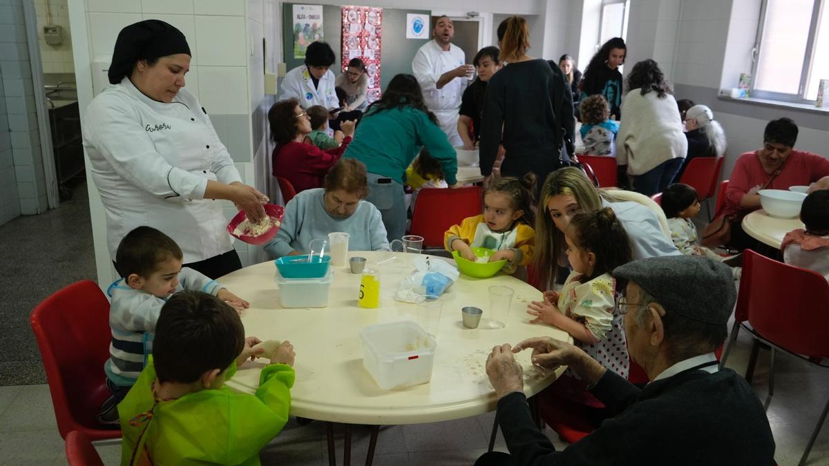 VÍDEO | Encuentro intergeneracional en Zamora: Mayores y pequeños ejercen de "chefs"