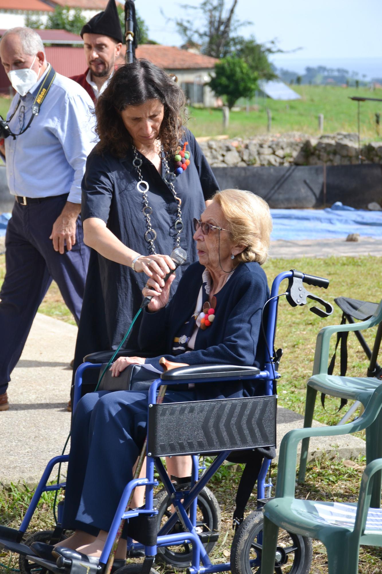 Patricia Toyos le entrega el micrófono a Carmina González, integrante de &quot;El Garabato&quot;, para dedicarle unas palabras a la homenajeada.