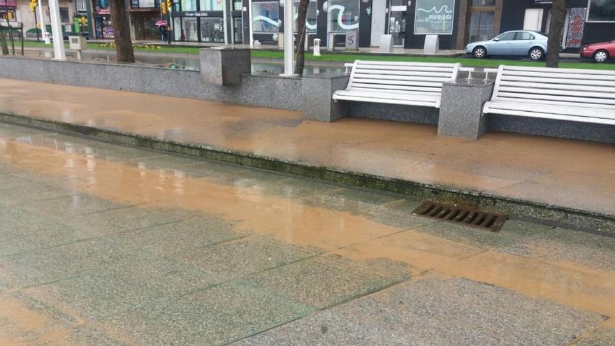 El temporal llena de arena el paseo del muro