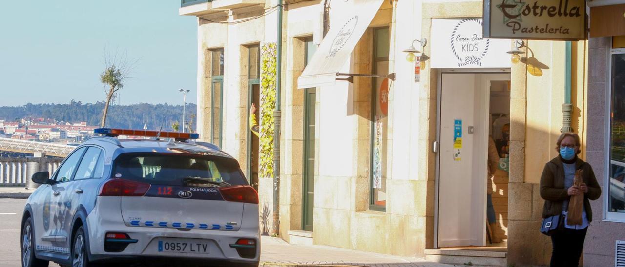 Vehículo de la Policía Local de Vilanova estacionado a las puertas del establecimiento de ropa para niños asaltado ayer