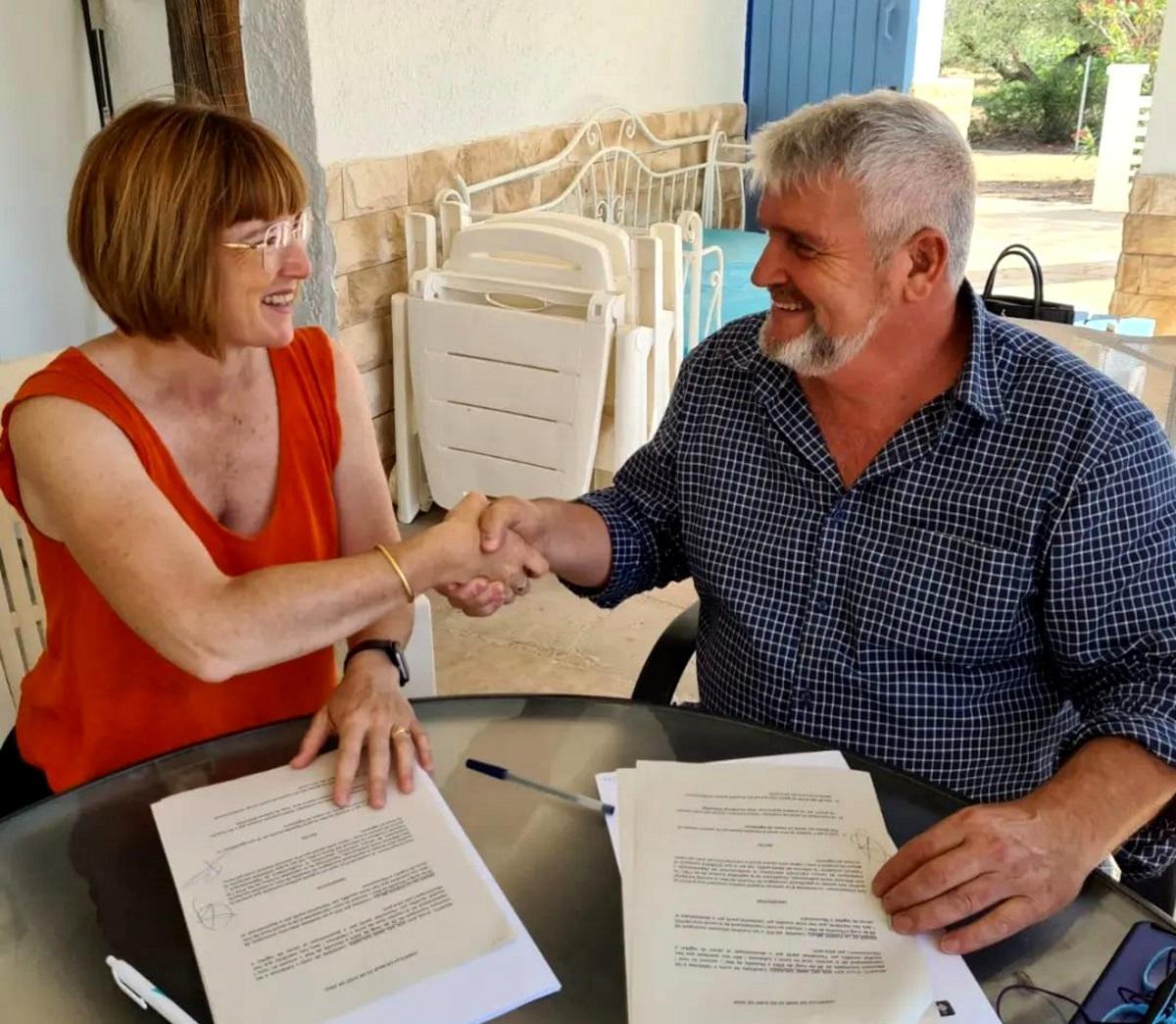 Eva del Amo, de Junts, y Xavier de la Fuente, del PSC, sellando el acuerdo para gobernar en l'Ametlla de Mar