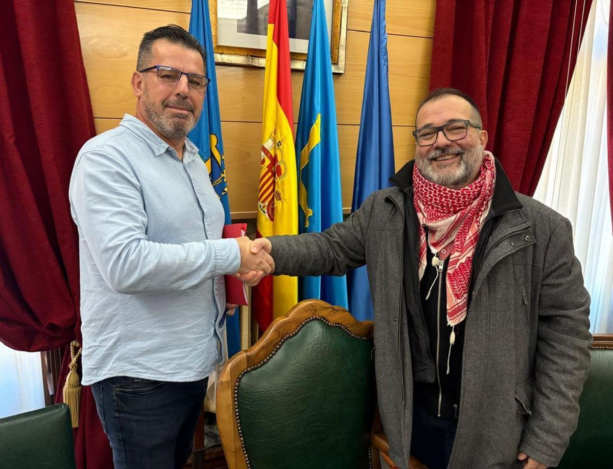 Javier Castro, portavoz del PSOE, y Roberto Marcos García, alcalde de Langreo, a la derecha, celebran el pacto presupuestario de 2025