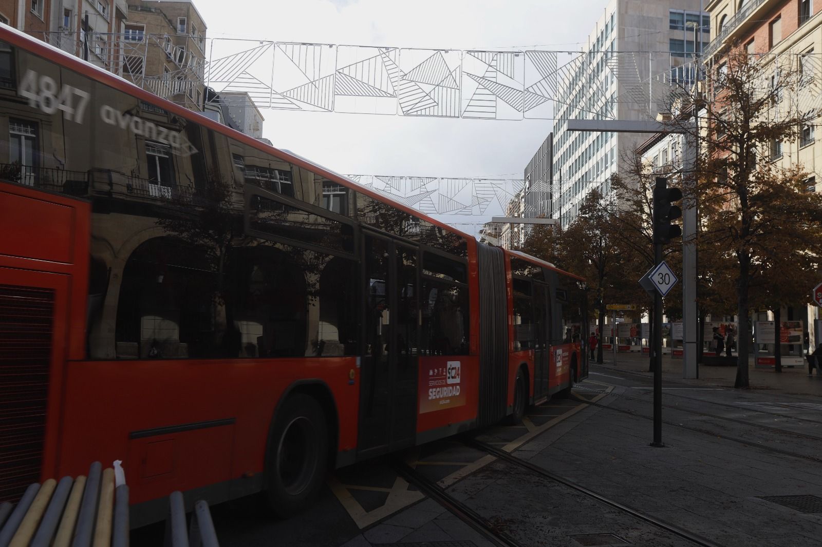 EN IMÁGENES | Las calles de Zaragoza se engalanan con las luces de Navidad