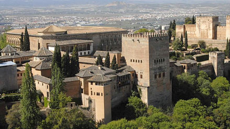 Vista parcial del conjunto monumental de la Alhambra . La Alhambra recibió en 2008 un total de 3.096.829 visitas, lo que confirma a este conjunto monumental como el más visitado de España