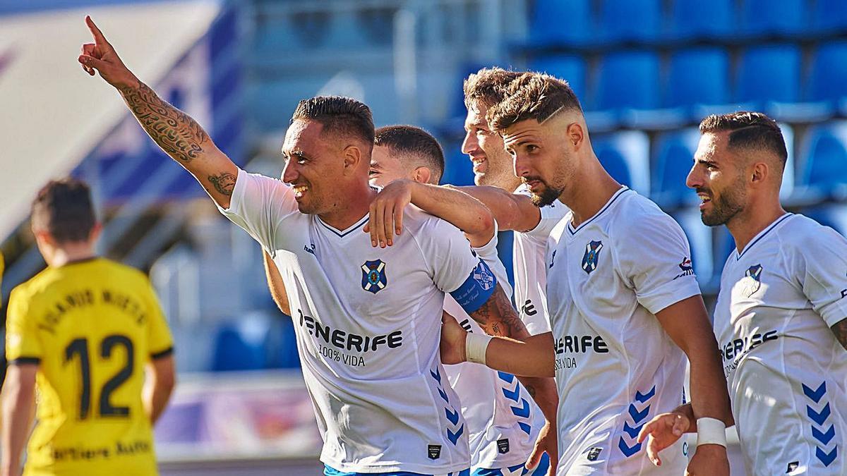 Suso Santana se dirige a Carlos Ruiz, con quien celebró el gol. | | CD TENERIFE