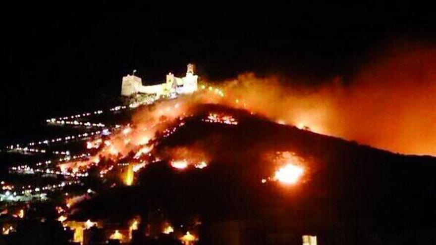 El fuego se propaga por el monte próximo al castillo, en Cullera. // Protección Civil/Atlas