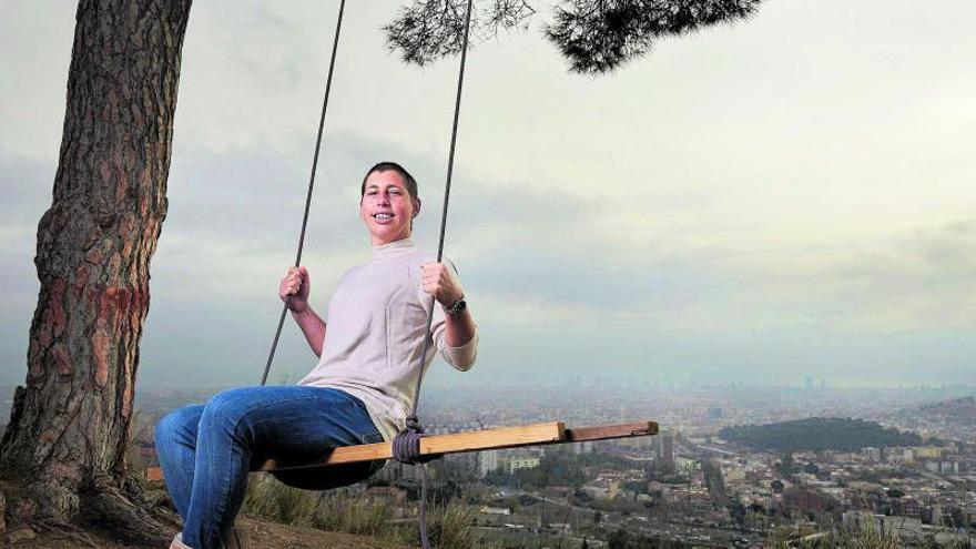 La tenista grancanaria Carla Suárez posa en el columpio de Collserola, con Barcelona, su lugar de residencia, de fondo.