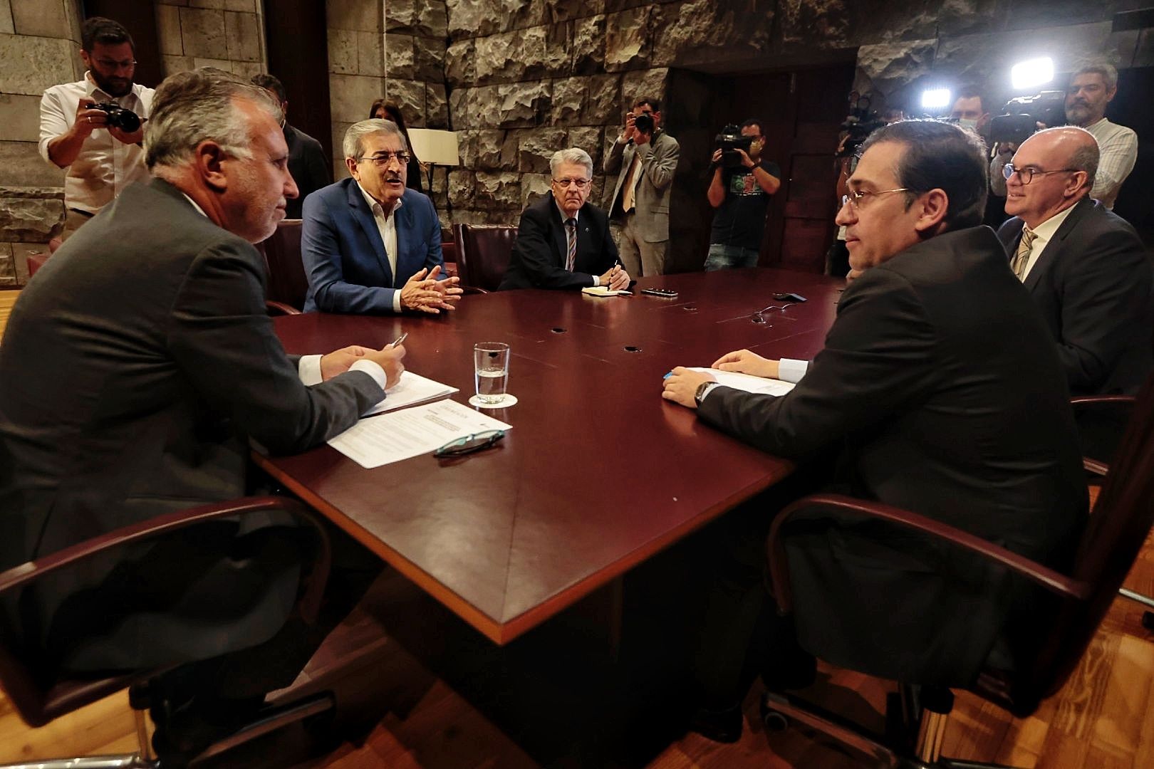 Encuentro del ministro José Manuel Albares y el presidente Ángel Víctor Torres en Tenerife