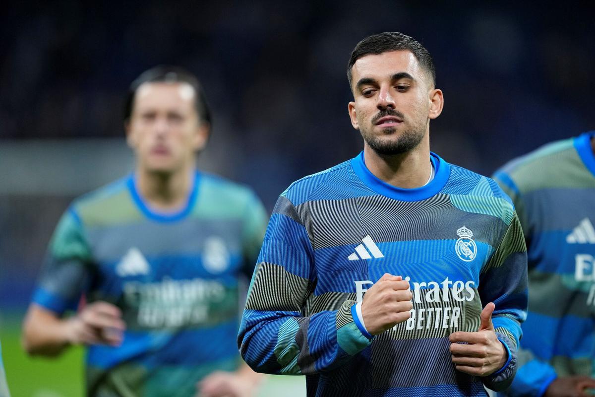 Dani Ceballos of Real Madrid CF warms up during the UEFA Champions League 2025/26 League Phase MD6 match between Real Madrid C.F. and Manchester City at Bernabeu stadium on December 10, 2025 in Madrid, Spain. AFP7 10/12/2025 ONLY FOR USE IN SPAIN