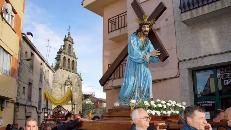 Procesión del Viernes Santo en Santo en Alcañices, el descendimiento del Cristo yacente y el Nazareno. La Soledad permaneció en la iglesia debido a la lluvia nocturna. | Ch. S.