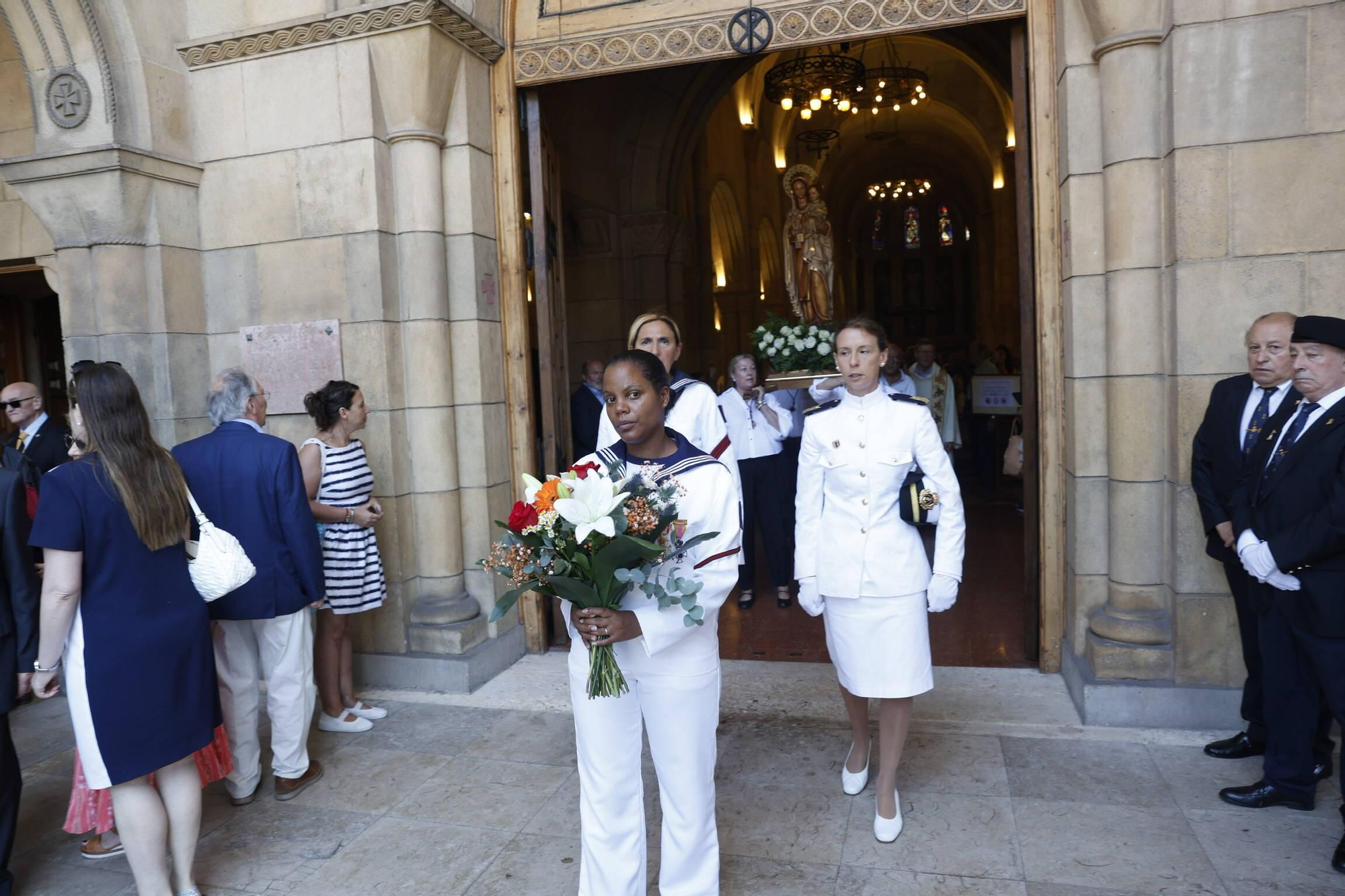 La misa con la Armada y la ofrenda floral del Carmen en Gijón, en imágenes