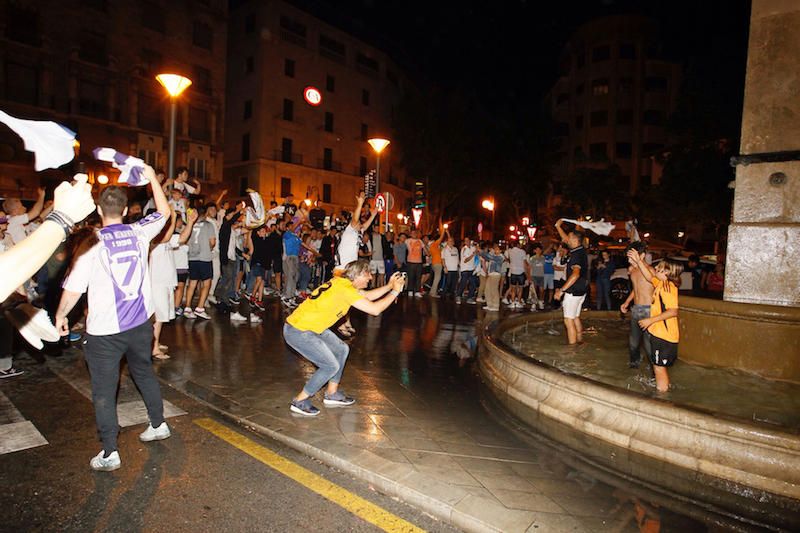 Madridistas celebran el título en la plaza de ses Tortugues