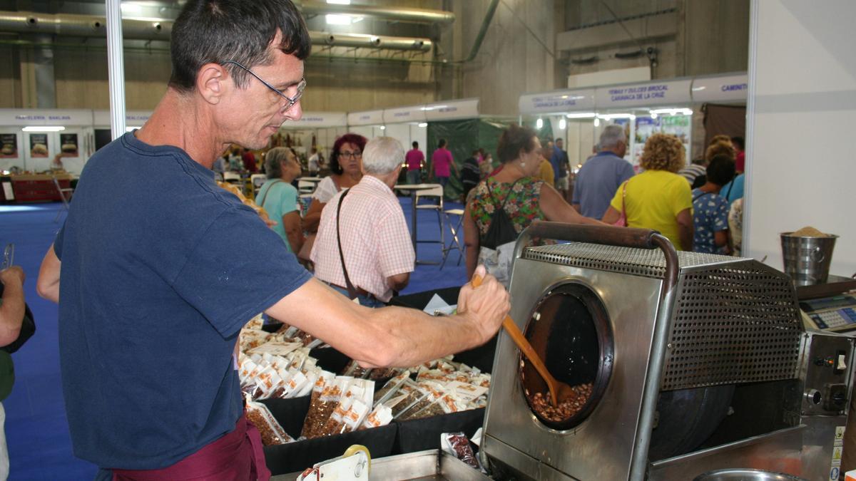 Carmelo Domenech haciendo garrapiñadas durante la celebración de Feramur.