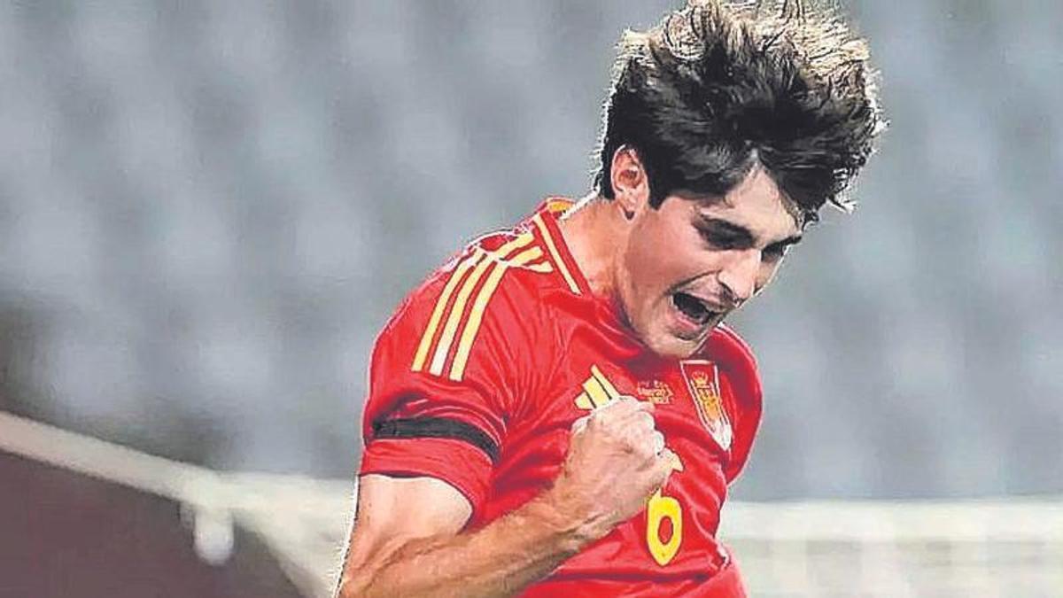 Javi Guerra celebra un gol con las inferiores de la selección