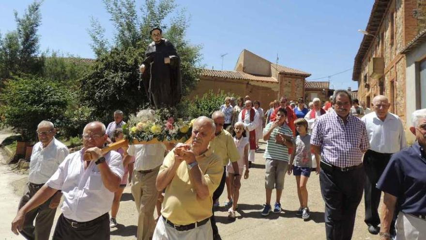 Los vecinos de Alcubilla llevan la talla del beato Pablo Merillas.