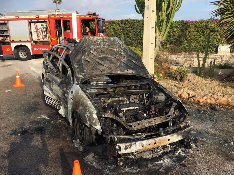 El vehículo se ha incendiado mientras patrullaban pero no ha habido que lamentar daños personales