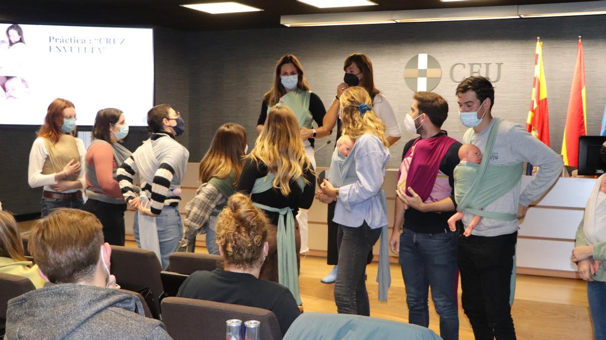 Estudiantes de Fisioterapia participan en un taller sobre el “porteo” de recién nacidos.