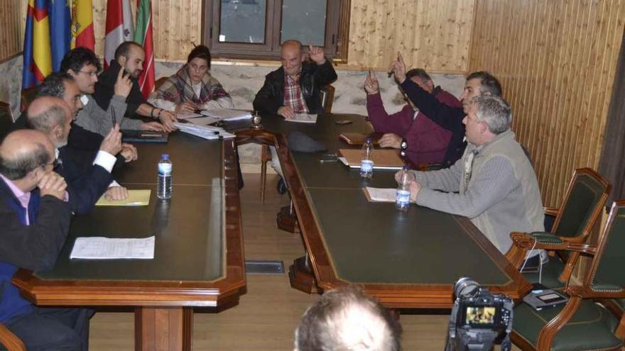 Votación en el pleno del Ayuntamiento de Galende celebrado en la tarde de ayer.