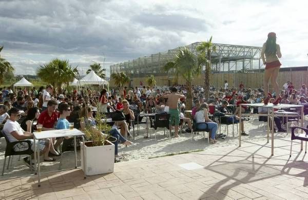 La afición zaragozana apoya a España en su debut en Las Playas