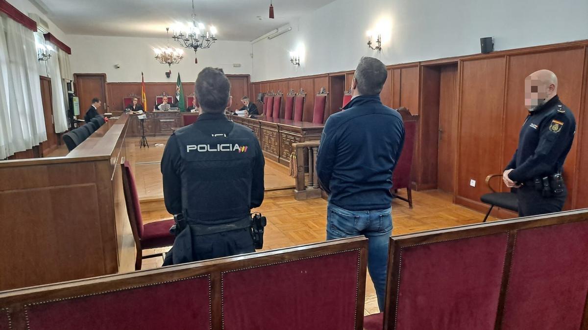 El acusado, en el centro, este martes durante el juicio en la Audiencia Provincial de Badajoz.