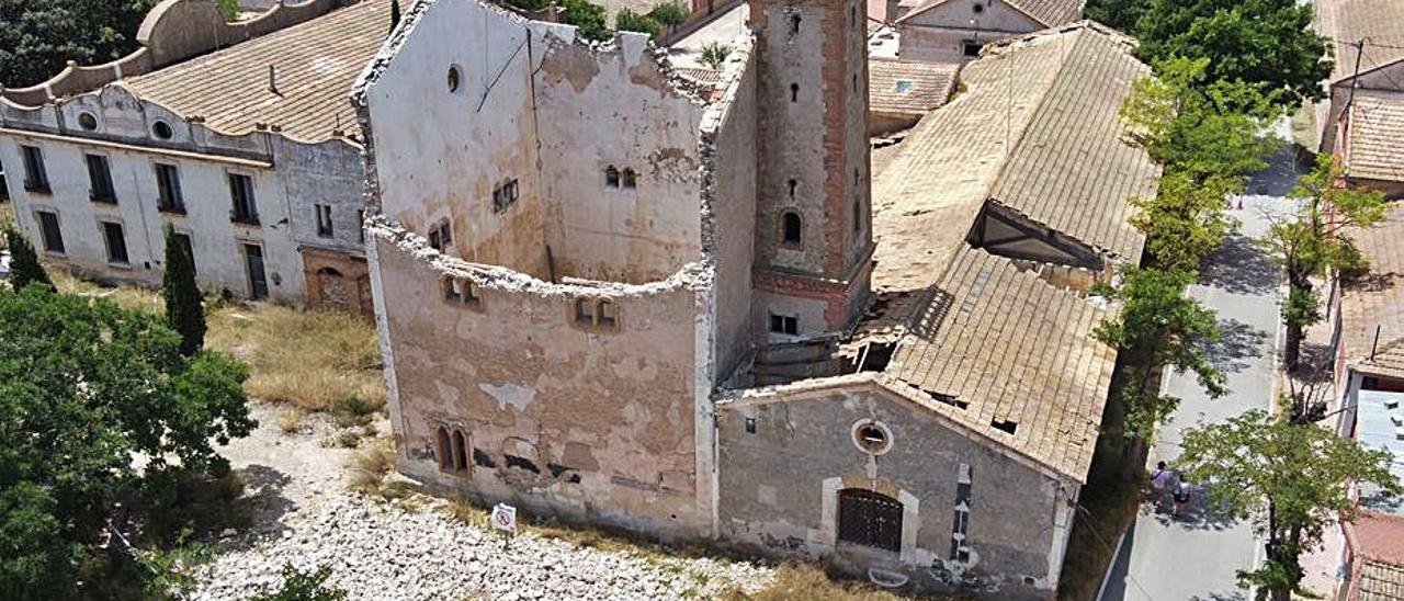 El muro de la alcoholera de la Colonia se derrumbó en mayo.  | ÁXEL ÁLVAREZ