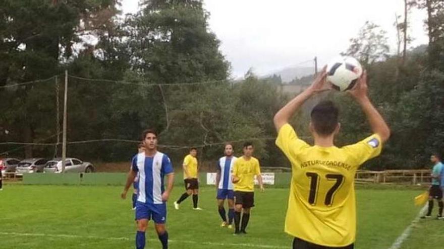 Un jugador del Astur Vegadense saca de banda en el choque ante el Avilés.