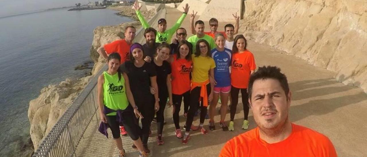 Los atletas del GD-Physio Run, cerca de la playa de Alicante.