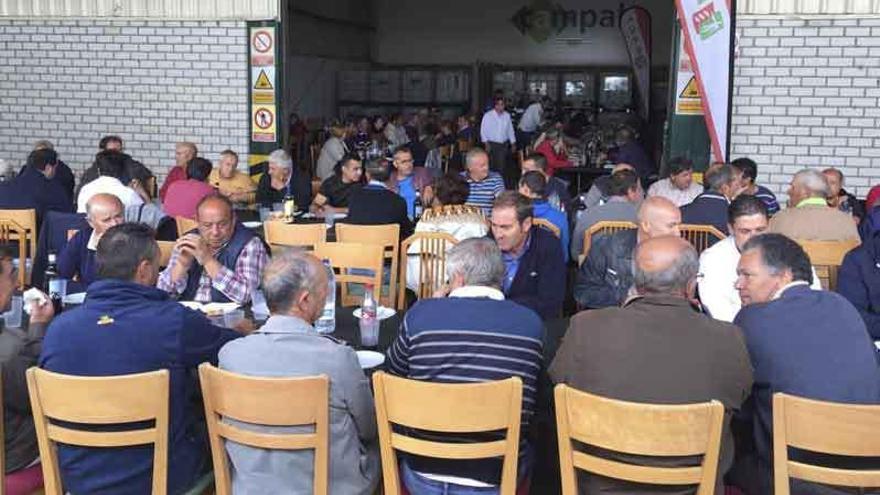 Agricultores durante la comida en la sede de Roales.