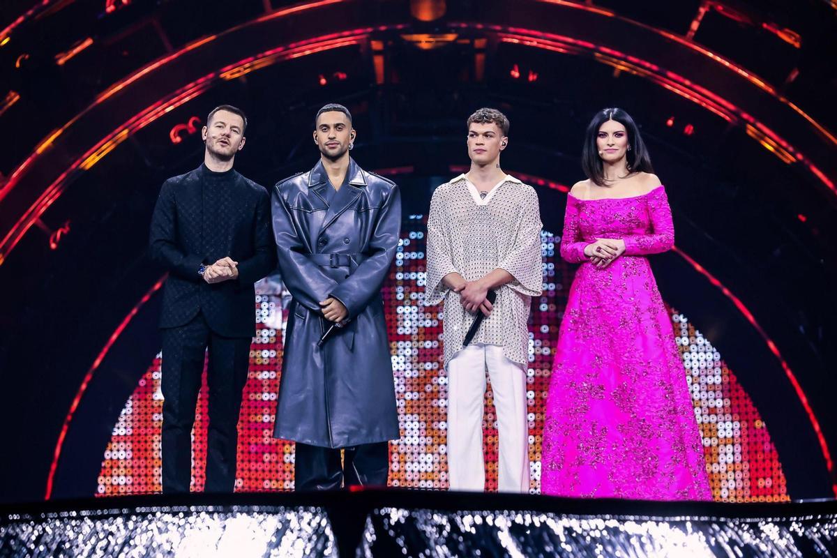 Turin (Italy), 10/05/2022.- A handout photo made available by the Goigest press office shows ESC 2022 hosts Italian television and radio presenter Alessandro Cattelan (L) and Italian singer Laura Pausini (R), onstage with Italian singers Mahmood (2-L) and Blanco (2-R) during the First Semi Final of the 66th annual Eurovision Song Contest (ESC 2022) in Turin, Italy, 10 May 2022. The international song contest has two semi-finals, held at the PalaOlimpico indoor stadium on 10 and 12 May, and a grand final on 14 May 2022. (Italia, Laos) EFE/EPA/GOIGEST PRESS OFFICE / HANDOUT +++ HANDOUT PHOTO TO BE USED SOLELY TO ILLUSTRATE NEWS REPORTING OR COMMENTARY ON THE FACTS OR EVENTS DEPICTED IN THIS IMAGE; NO ARCHIVING; NO LICENSING +++ HANDOUT EDITORIAL USE ONLY/NO SALES/NO ARCHIVES