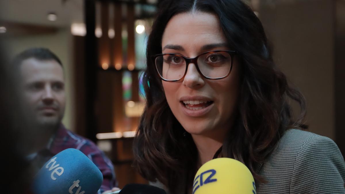La vicepresidenta de la Generalitat, Aitana Mas, atiende a los medios