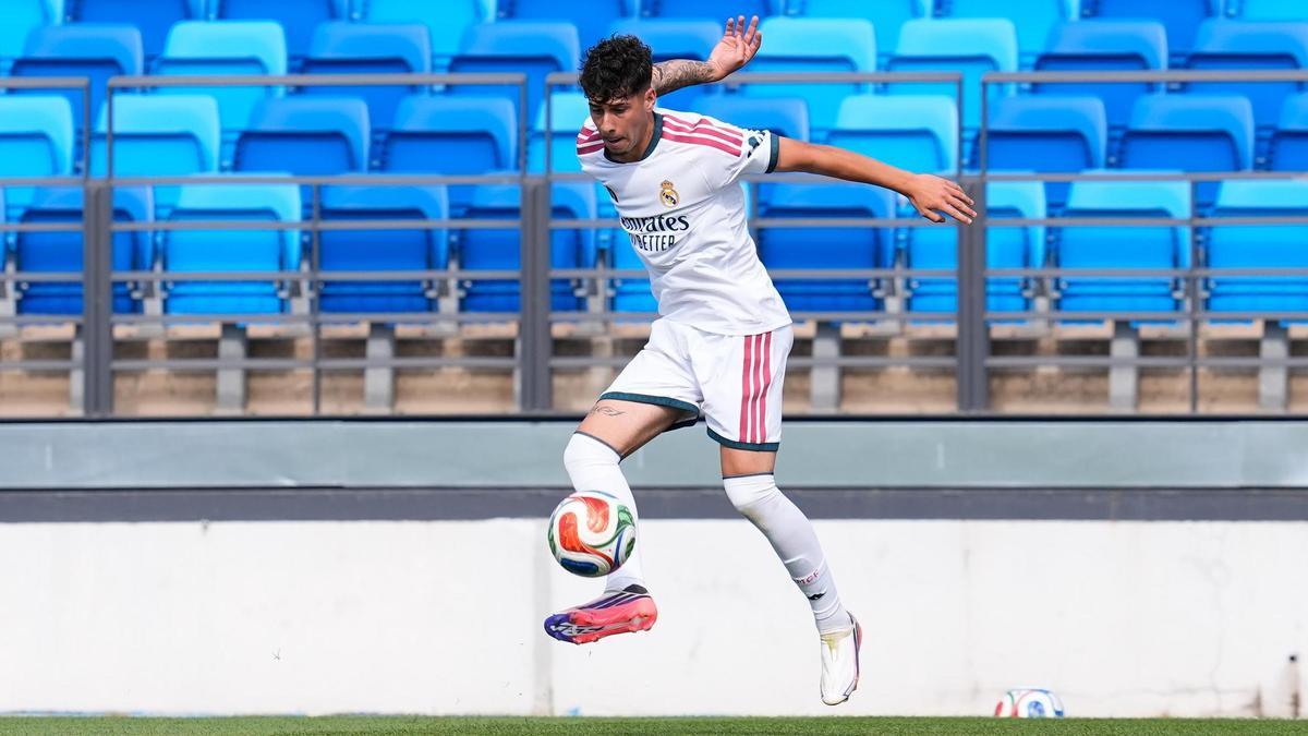 Alexis Ciria controla el balón durante el amistoso entre el Real Madrid y la Fiorentina.