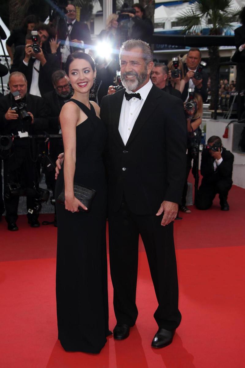 Mel Gibson y su novia Rosalind Ross en la clausura del Festival de Cannes 2016