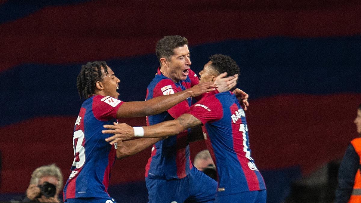 Lewandowski celebra con Koundé y Araujo el 1-1 del Barça al Girona en Montjuïc.