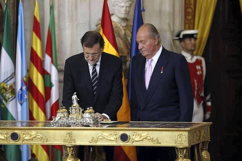 Fotogalería: Juan Carlos firma la abdicación